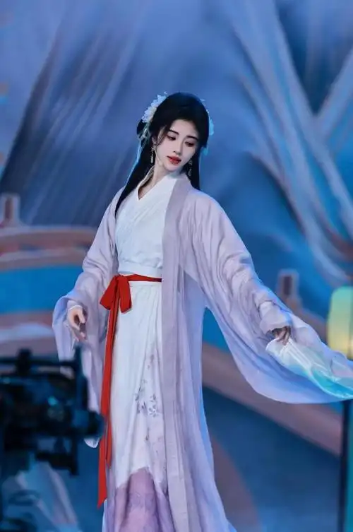 鞠婧祎不愧为时髦精汉服穿搭穿搭出个人风格展现古典韵味