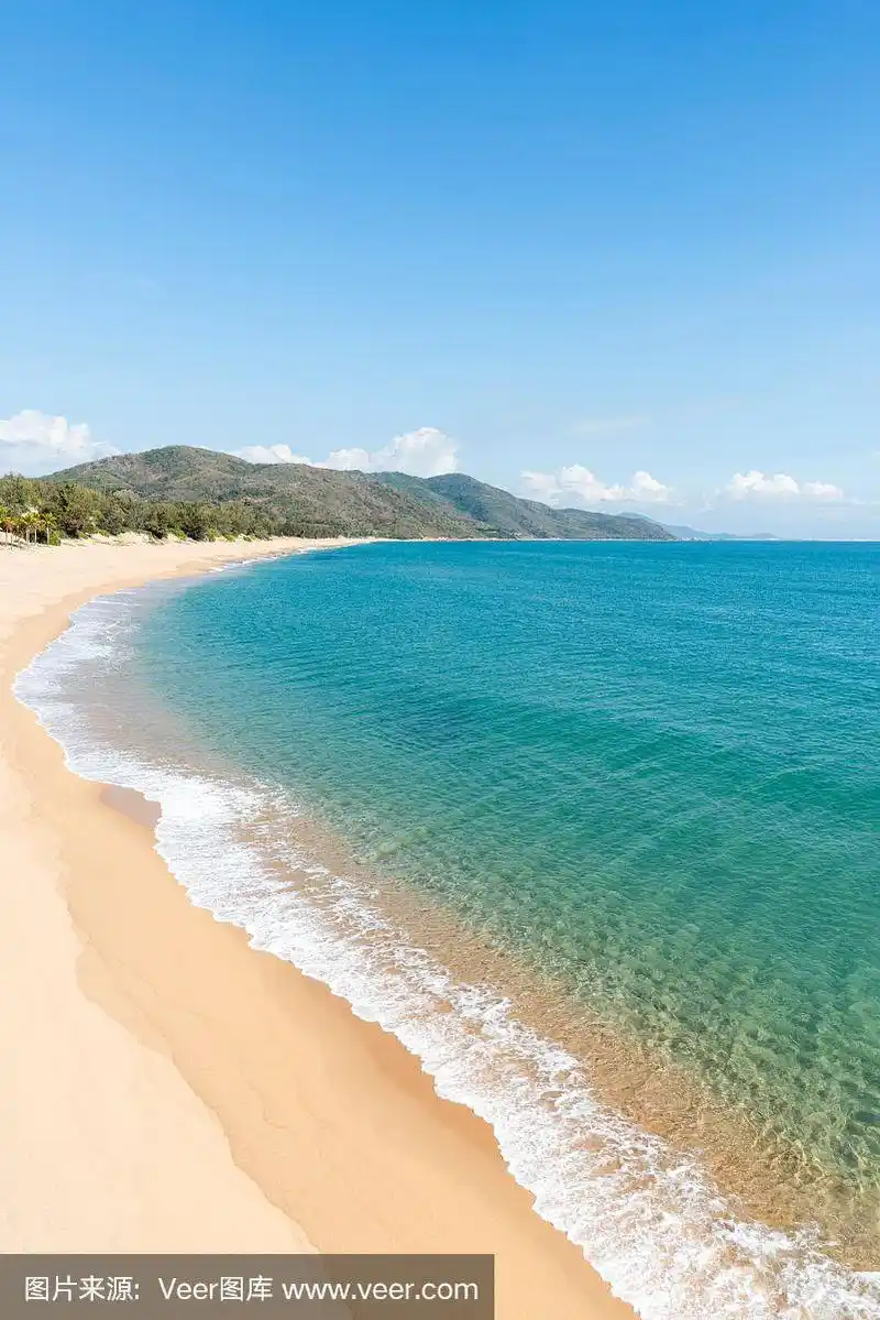 中国三亚干净的海滩和蓝色的大海