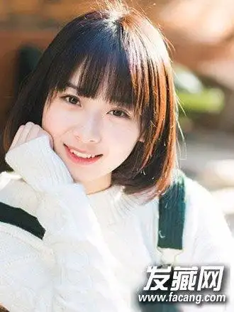 知性ol首选的一款气质中短发发型,垂顺的齐肩短 直发飘逸,打薄的