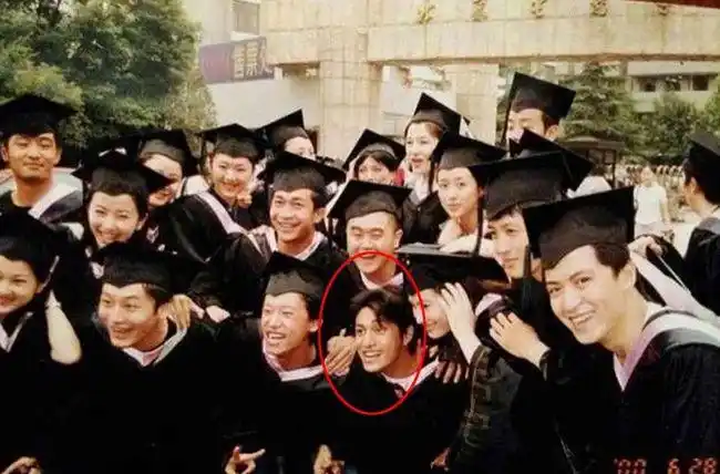 44岁陈坤晒与18岁儿子合照引3亿网友震惊谁看都认为这是兄弟啊