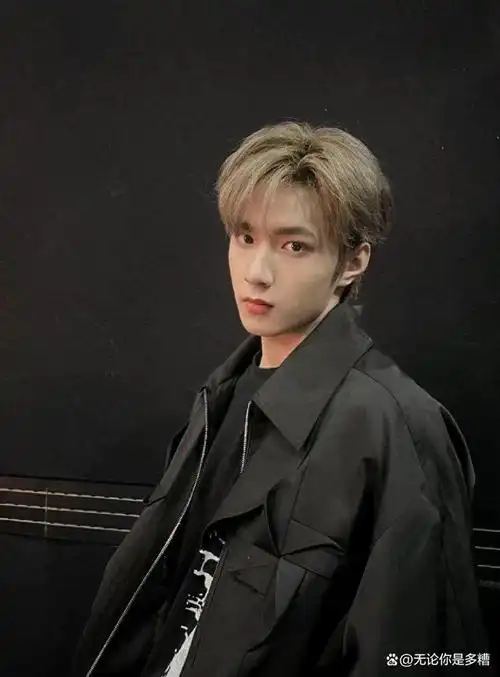 热血的刘耀文稳重却不麻木,依旧保留着小丸子时期的有趣和鲜活