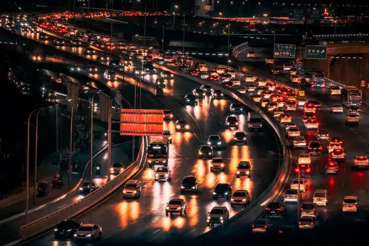 楼顶夜景丨太阳落下后滚滚车流中有你吗