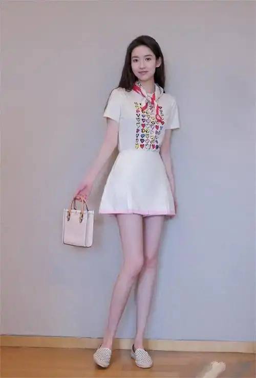 作为演艺界的女士,其成就往往不仅取决于艺术造诣,还