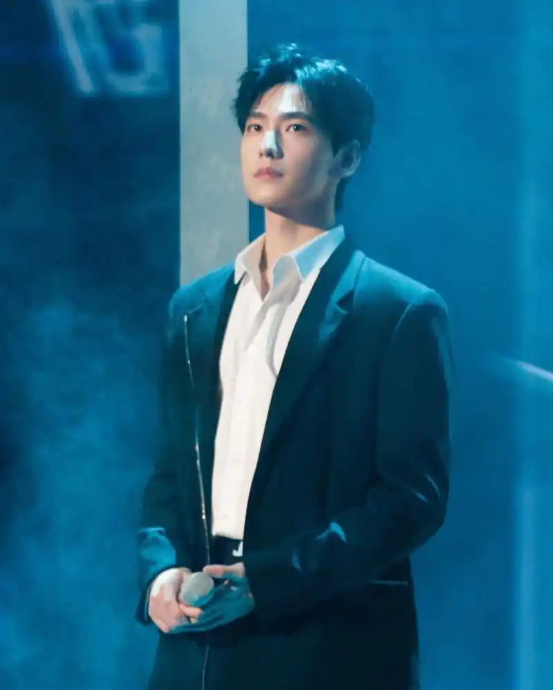 杨洋的最新杂志照简直是每个动作都是精心设计过的!