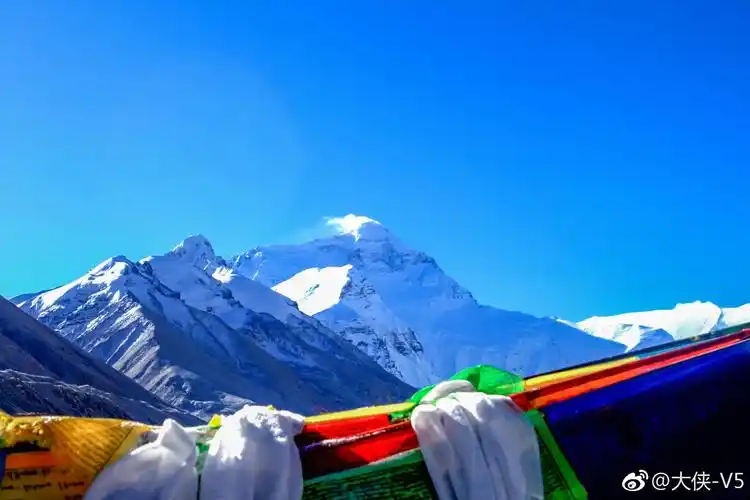 在5200的高度仰望世界第一高峰