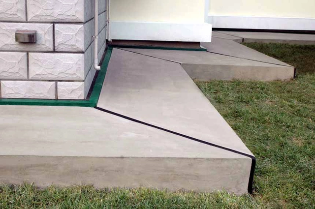 最后抹勒脚,散水