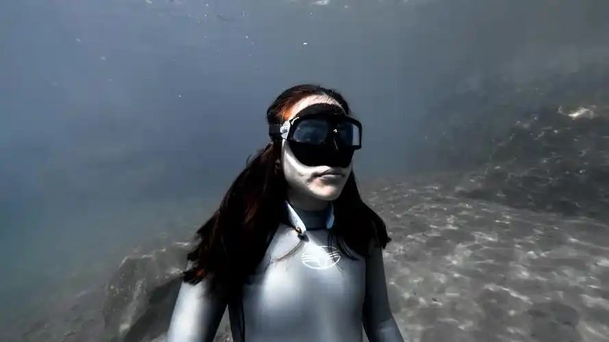 美女在巴哈马群岛清澈的水中自由潜水