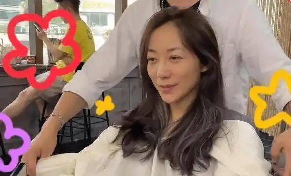 韩雪赶时髦去"挑染",素颜眼角一堆皱纹,看到最终效果:年轻好几岁_托尼