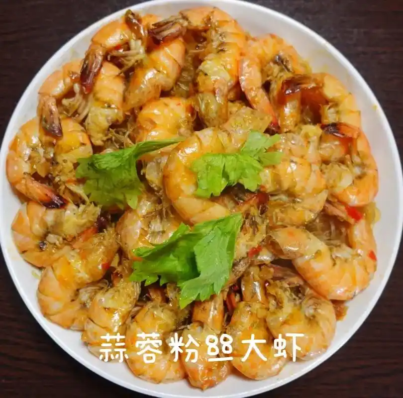 爆香的蒜蓉粉丝虾上桌秒光啦.主要食材:虾,粉丝,蒜蓉 调料: - 抖音