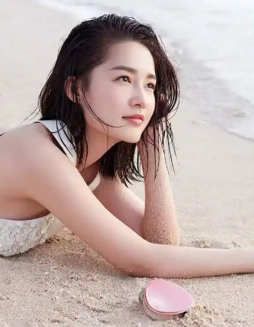 原创李沁的身材有多撩看她蹲在沙滩上的样子网友太美了