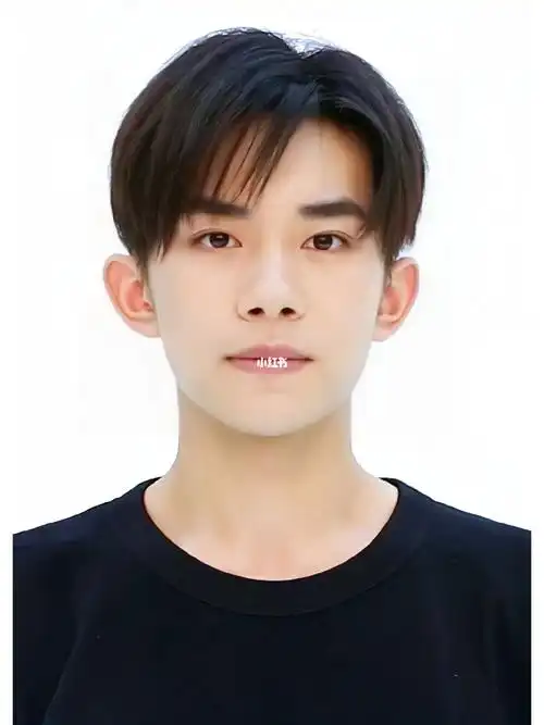 易烊千玺证件照