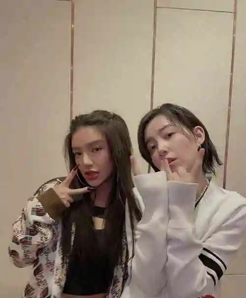 江映蓉李斯丹妮聚会,两届浪姐选手都走酷帅,谁的收获更大?