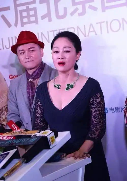 身材 王姬穿红裙出席活动,老的很优雅大气,不修图反而美的真实!