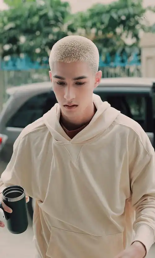 米卡下班新衣服超近距离怼脸拍帅哥帅拉了