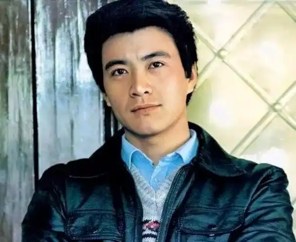 周里京有一种非常深邃忧郁的气质,他在《人生》中扮演的高加林, - 抖