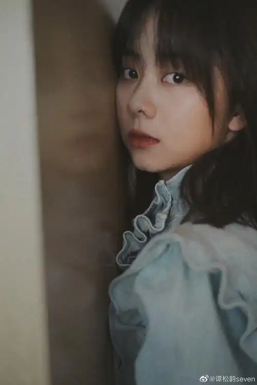 谭松韵微博更新:没有文案 676767 浅蓝色牛仔花边裙……__财经