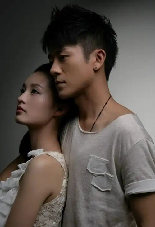 《花开半夏》全集热播 李沁演绎虐心女主夏如画