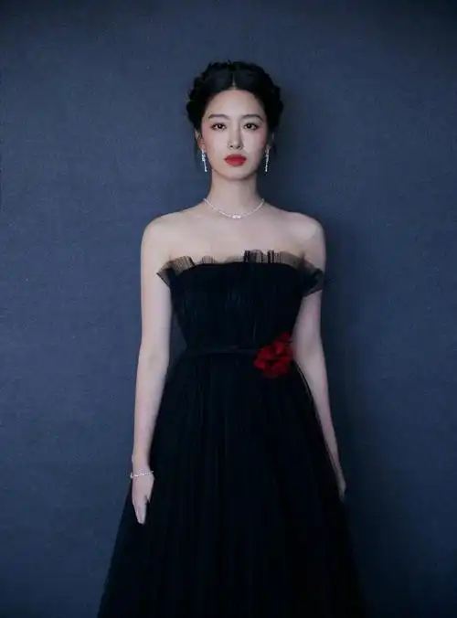 杨采钰优雅性感黑色轻纱抹胸裙穿搭写真