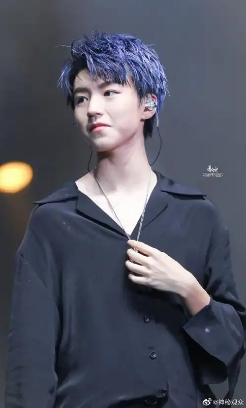 想让明星半永久的发色#王俊凯演唱会上这组蓝色发色太绝了!