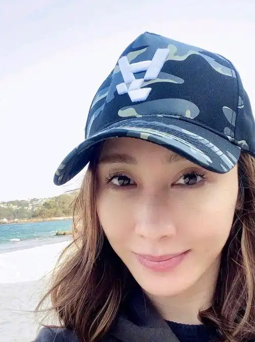 49岁的黎姿不显老身穿一件藏青色卫衣配迷彩棒球帽时尚又减龄