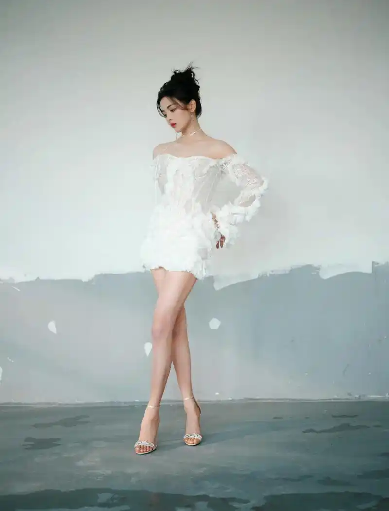 杨超越在活动上,穿的礼服裙,简直太好看了.她的衣品,确实惊艳!