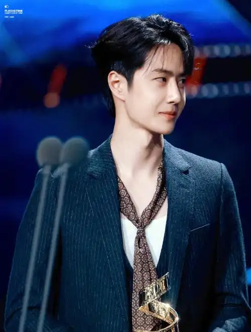 王一博微博电影之夜颁奖礼,超季秋冬celine男装上身,复古又雅痞