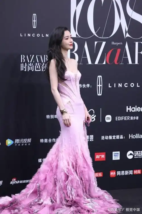 时尚芭莎活动中,杨颖上台秀造型,李晓峰暖心提裙!