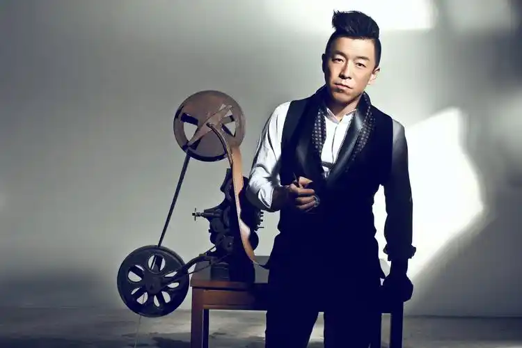 除了生孩子什麼都会!影帝黄渤挥军乐坛