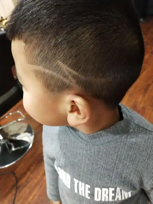 看看我的闪电发型是不是酷毙了