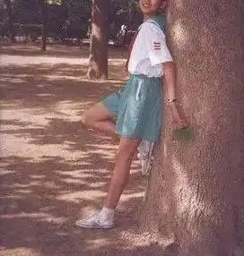 张梓琳,因为天生腿长的优势,从六年级就开始练田径,童年照片看起来