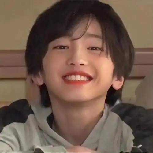 想求哈哈大笑的男生头像,笑得浮夸笑得开心笑得眼睛眯成一条缝贼有