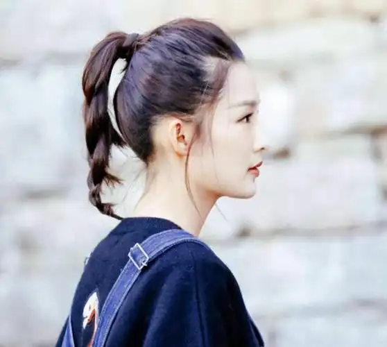 长得貌美如花,后脑勺却像被刀削过,这6位女星的短板整都没法整