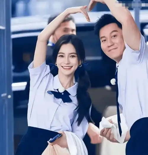 李晨杨颖恋情绯闻飙上热搜,被质疑为《跑男》炒作,吃瓜群众一头雾水!