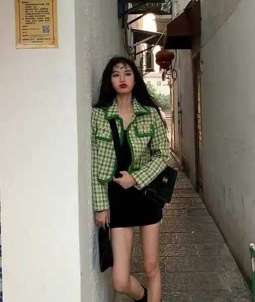 先不用说有多古着,光是短外套的设计,一下子就把泫雅的身高拉长了许多