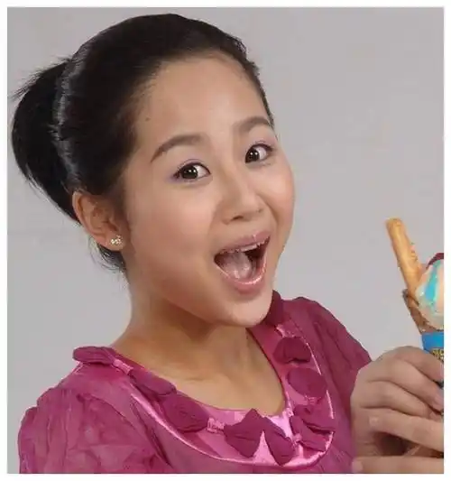 最近有不少网友讨论起杨紫的颜值变化,大家都注意到她瘦了不少,还有人