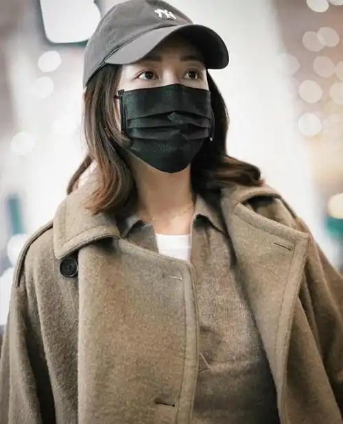 41岁女星王鸥产女后首次公开露面,肉眼可见憔悴了,妈妈味浓郁