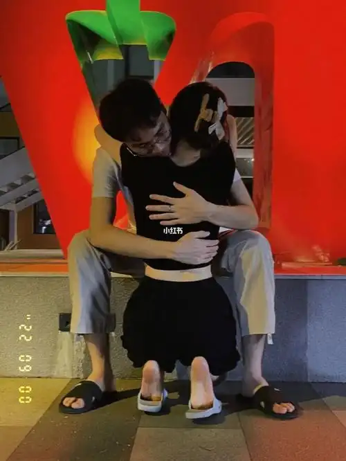 情侣蹲着拥抱照