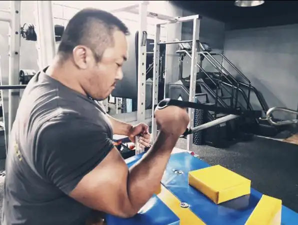 「手臂比头大」变巨人体格