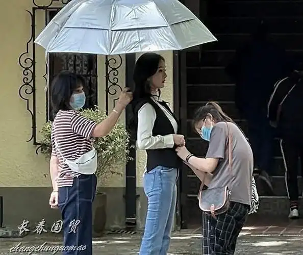 杨幂现身片场三名助理贴身伺候撑伞整理衣服拿剧本均有专人负责