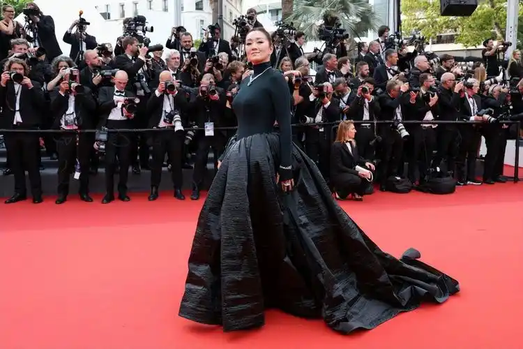 巩俐在戛纳红毯又受宠!蓬蓬裙皱巴巴显壮,又是裸色唇,气场赢了