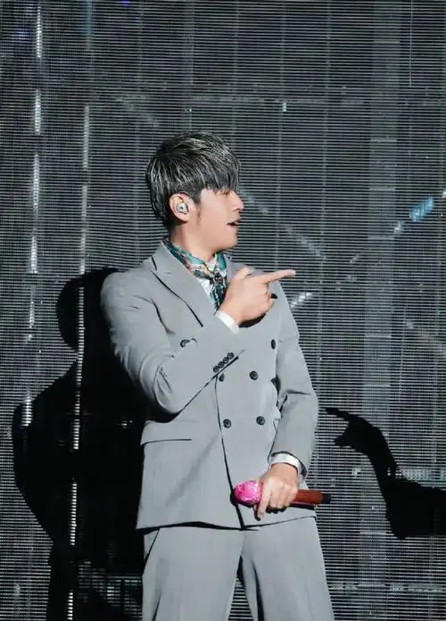 抢到周杰伦演唱会门票能有多嘚瑟