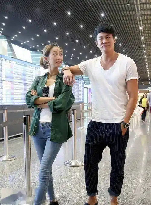 何润东捡到宝了,售货员妻子气质真好,简单穿衬衫配牛仔裤也很美_休闲