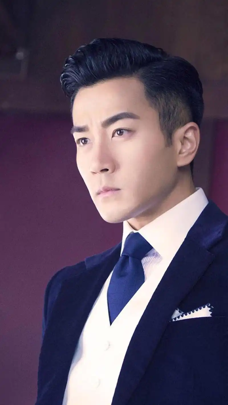 我有几个同学长得和他挺像,不光是长相就连认为自