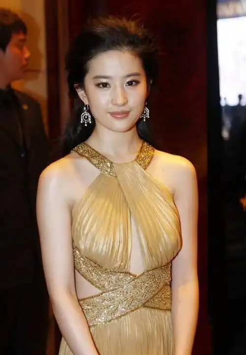 刘亦菲原来这么大胆穿着下八字的礼服裙露出漂白的皮肤真挺嫩