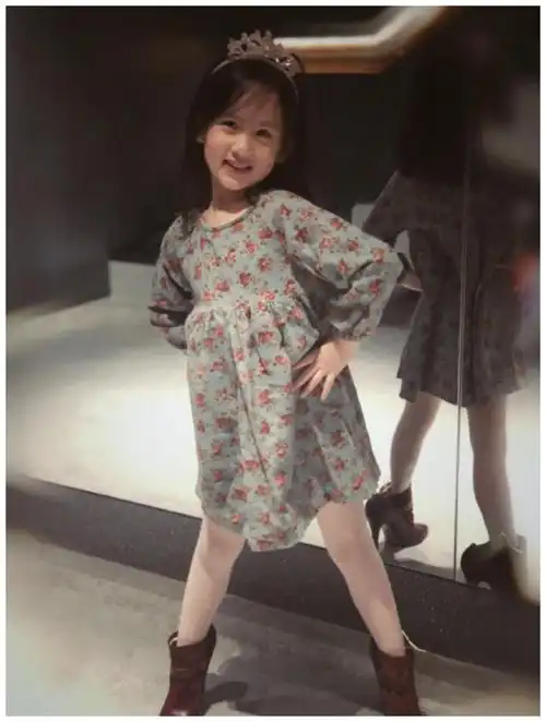 孙莉晒小女儿偷穿高跟鞋照片,6岁黄少艾神仙颜值赶