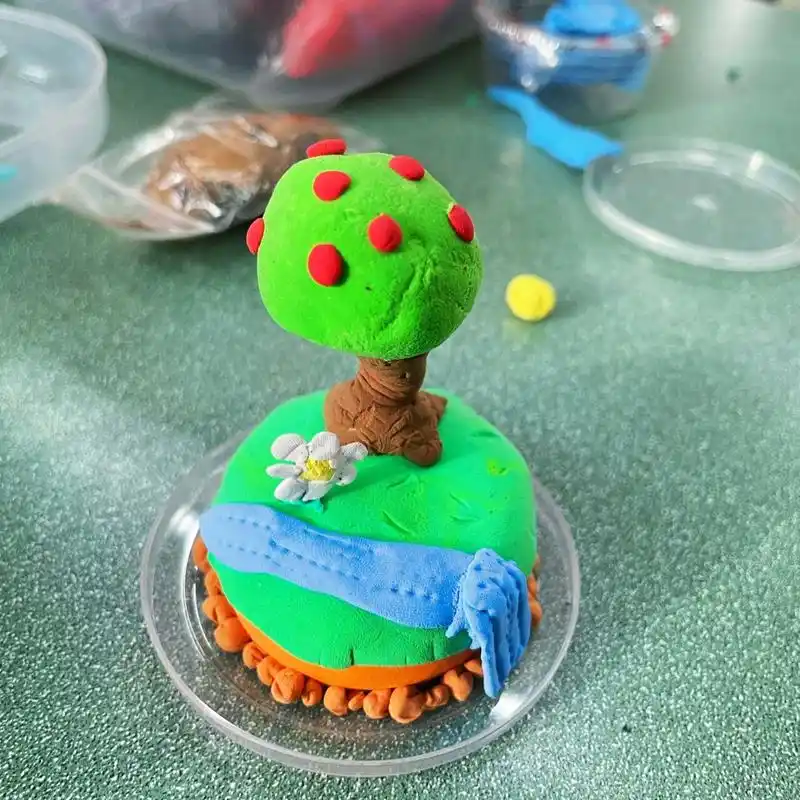 二年级小朋友的粘土作品 课堂上的粘土手工作品 桌子都要摆不下了