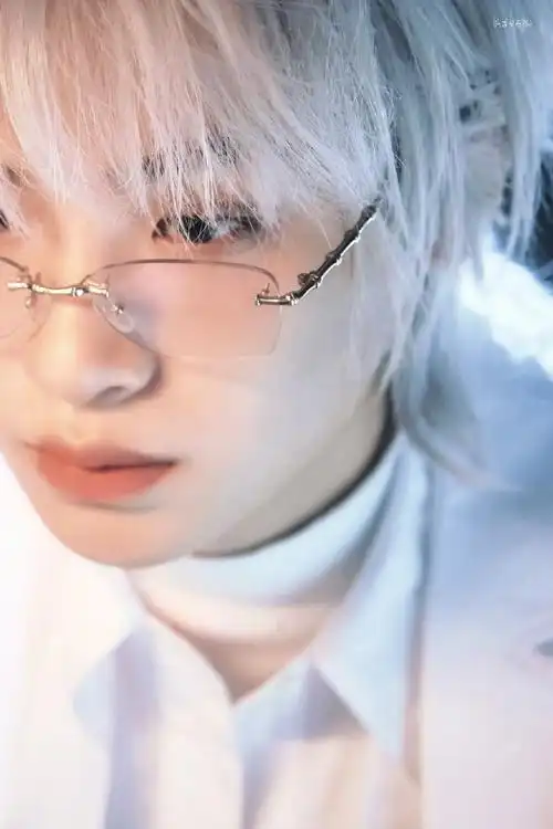 黄明昊白发撕漫男