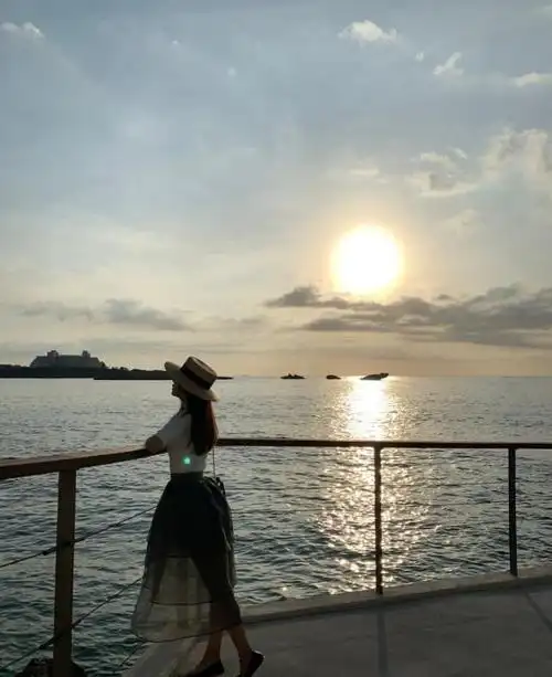 张子萱晒老公视角美照背影迷人,与陈赫频频度假生活很安逸