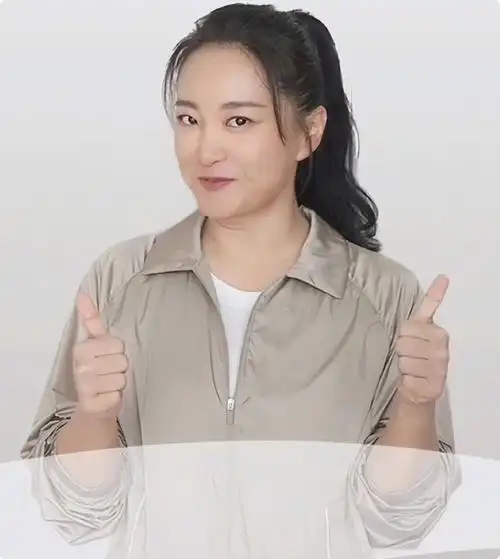 被贾玲近照惊艳,扎高马尾穿运动装太减龄,皮肤紧致状态似少女