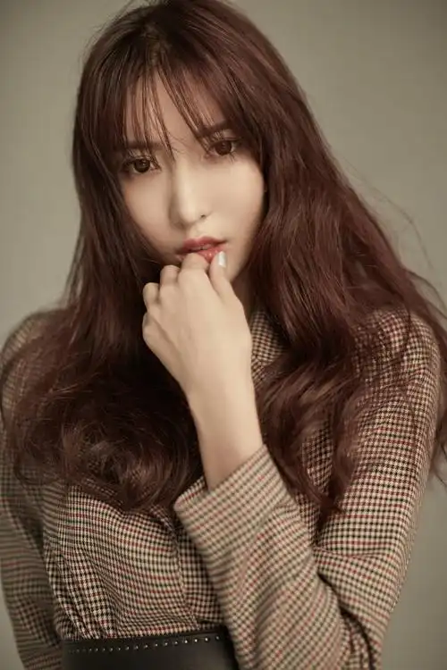 张洪艺高冷写真曝光大秀美腿优雅迷人45